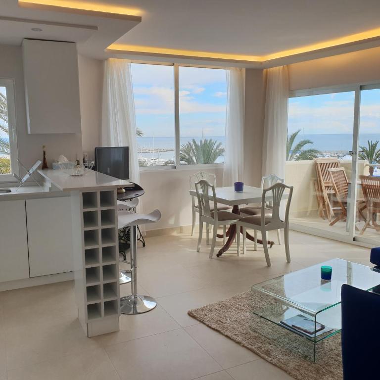 FANTASTIC APARTMENT IN FRONT OF THE SEA & MARINA - Apartamento de 2 dormitorios - 9