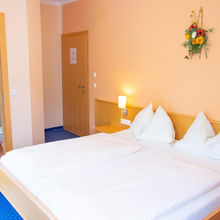 Strandhotel Burgstaller - Doppelzimmer mit Balkon - 2