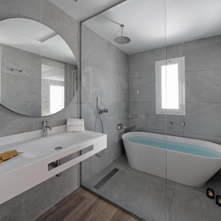 Broncemar Beach Suites - Double Room with Balcony - 3