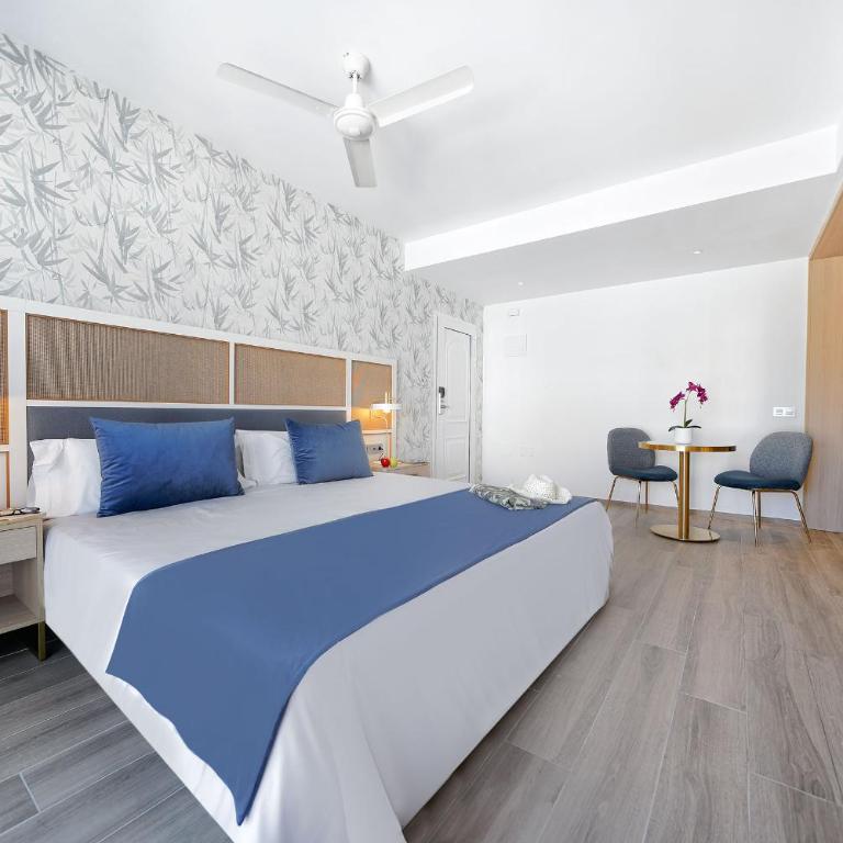 Broncemar Beach Suites - Double Room with Balcony - 6