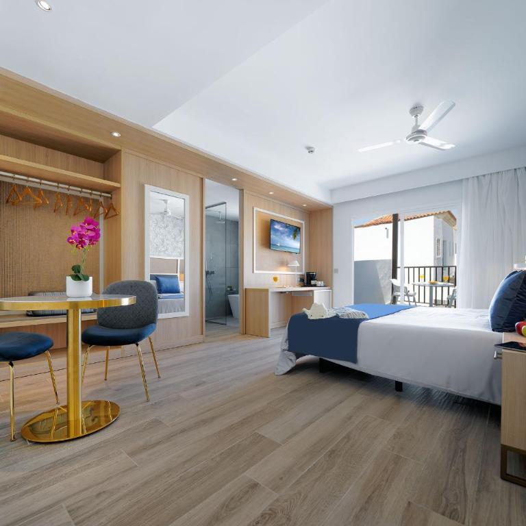 Broncemar Beach Suites - Double Room with Balcony - 1