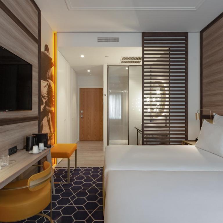 Pestana CR7 Gran Vía Madrid - Alojamiento Premium Grand View con balcón - 6