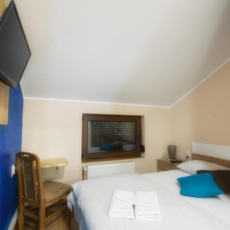 Vila Chess - Dvokrevetna Soba sa Bračnim Krevetom i Sopstvenim Kupatilom - 1