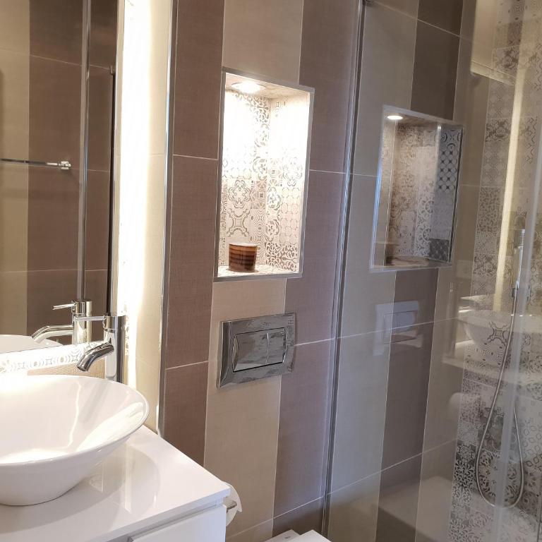 FANTASTIC APARTMENT IN FRONT OF THE SEA & MARINA - Apartamento de 2 dormitorios - 24