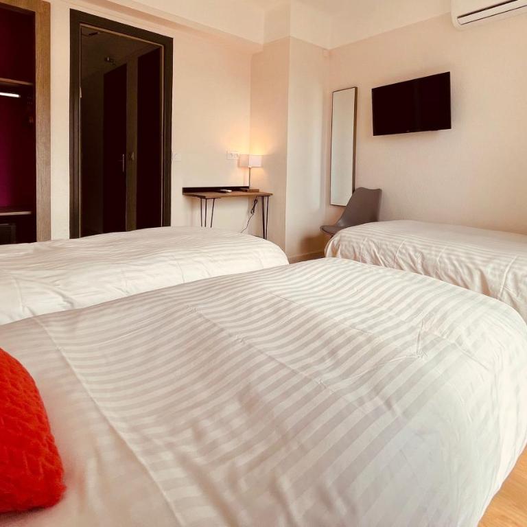 Hotel Courbet - Chambre Triple - Vue sur Cour - 4