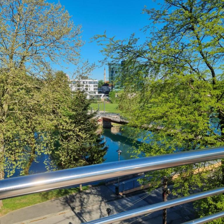 City Bridge Guest House - Double or Twin Room with Balcony and River View - 4