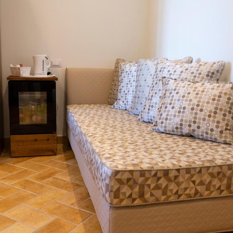 Relais Country House - Triple Room with Terrace - 10