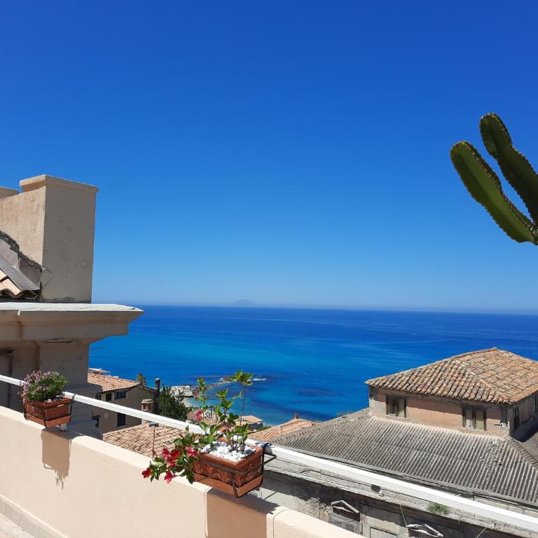 Brezza Marina - King Room with Sea View - 8