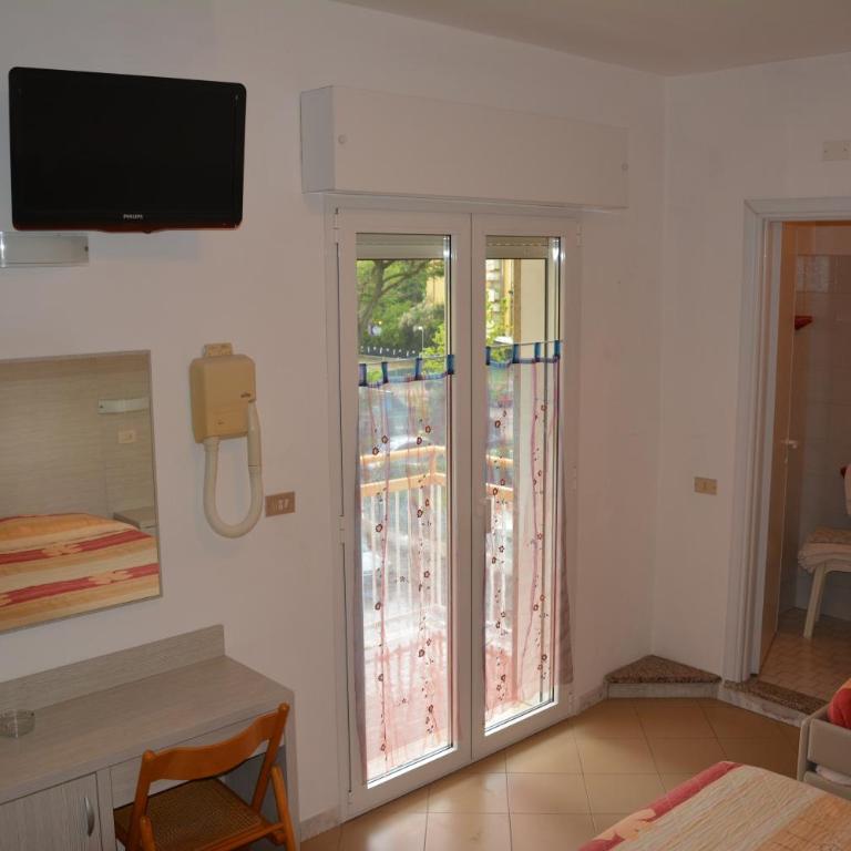 Hotel Patrizia - Double Room with Balcony and Lateral Sea View - 2