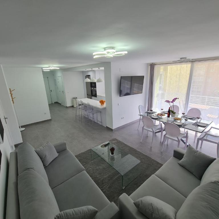 Modern 3 Bedroom Luxury Apartment in Torremolinos - Three-Bedroom Apartment - 1