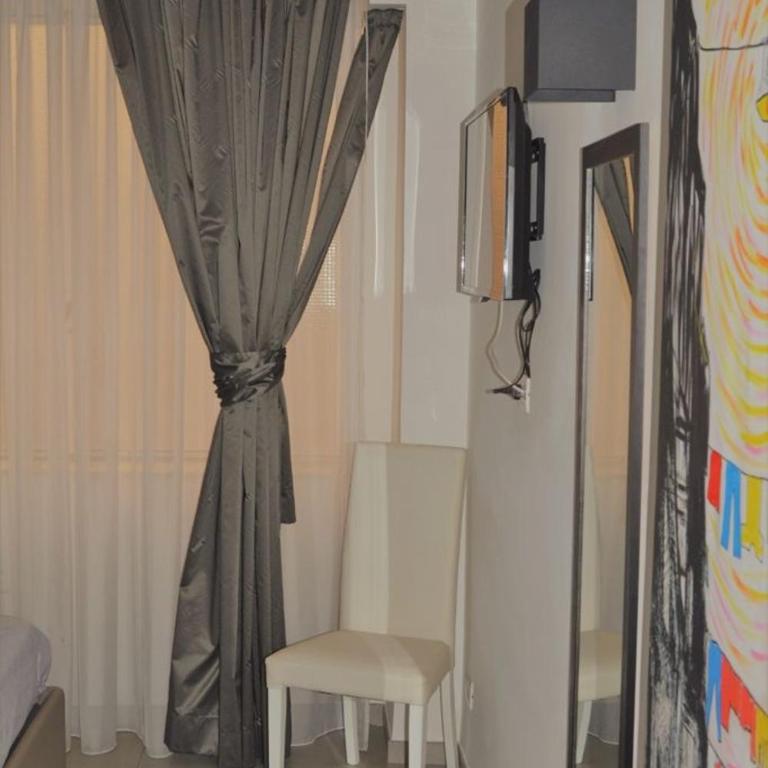 Napoli Via Toledo - Double Room with Private Bathroom - 4