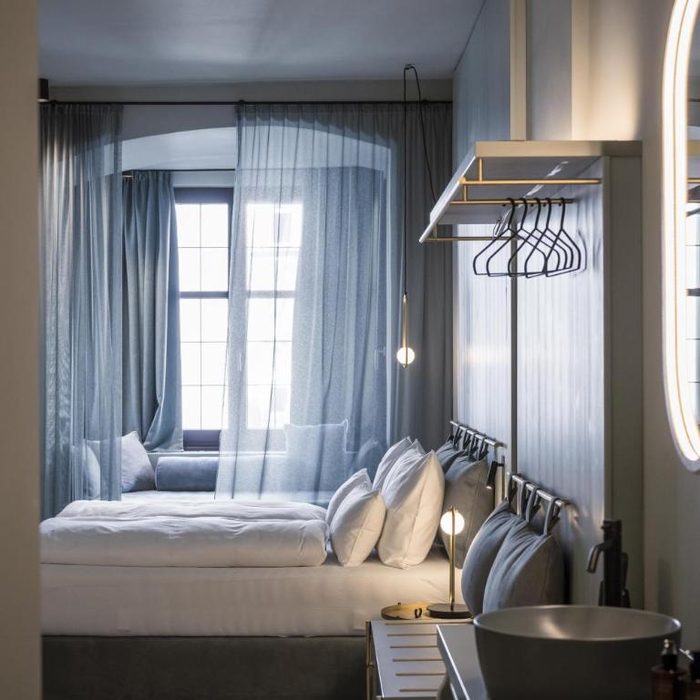 Altstadthotel Weisses Kreuz - Medium Doppelzimmer mit Blick auf das Goldene Dachl - 3