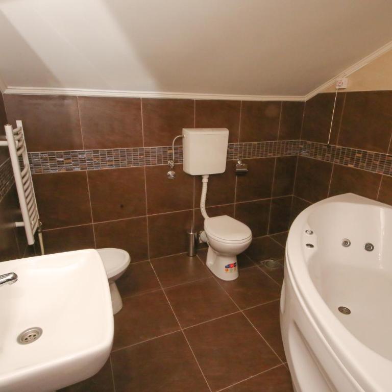 Bajadera Lux - Deluks Dvokrevetna Soba sa Bračnim Krevetom i Kadom - 5