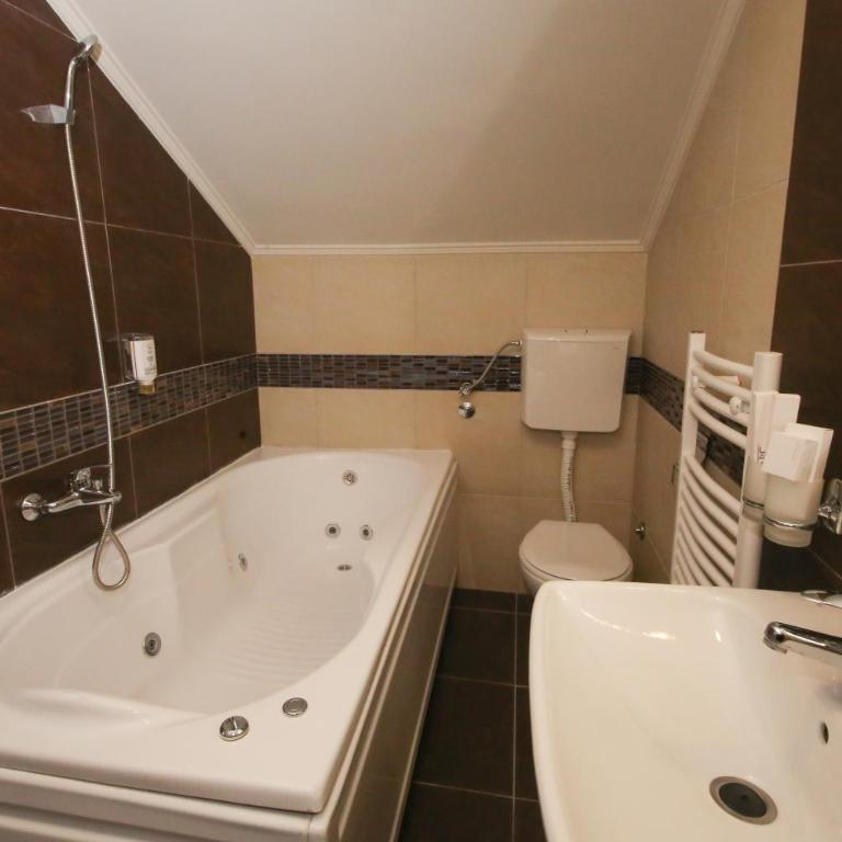 Bajadera Lux - Deluks Dvokrevetna Soba sa Bračnim Krevetom i Kadom - 6