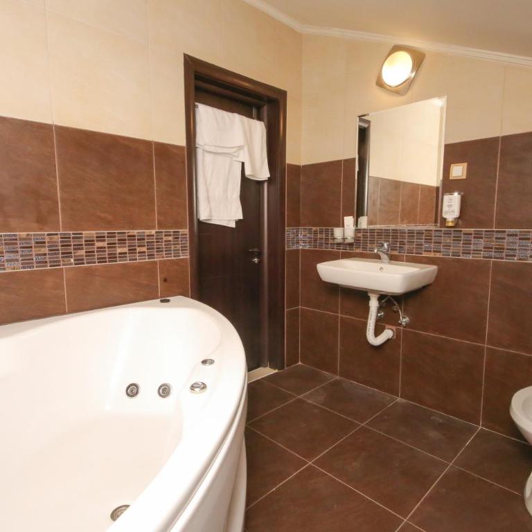 Bajadera Lux - Deluks Dvokrevetna Soba sa Bračnim Krevetom i Kadom - 8