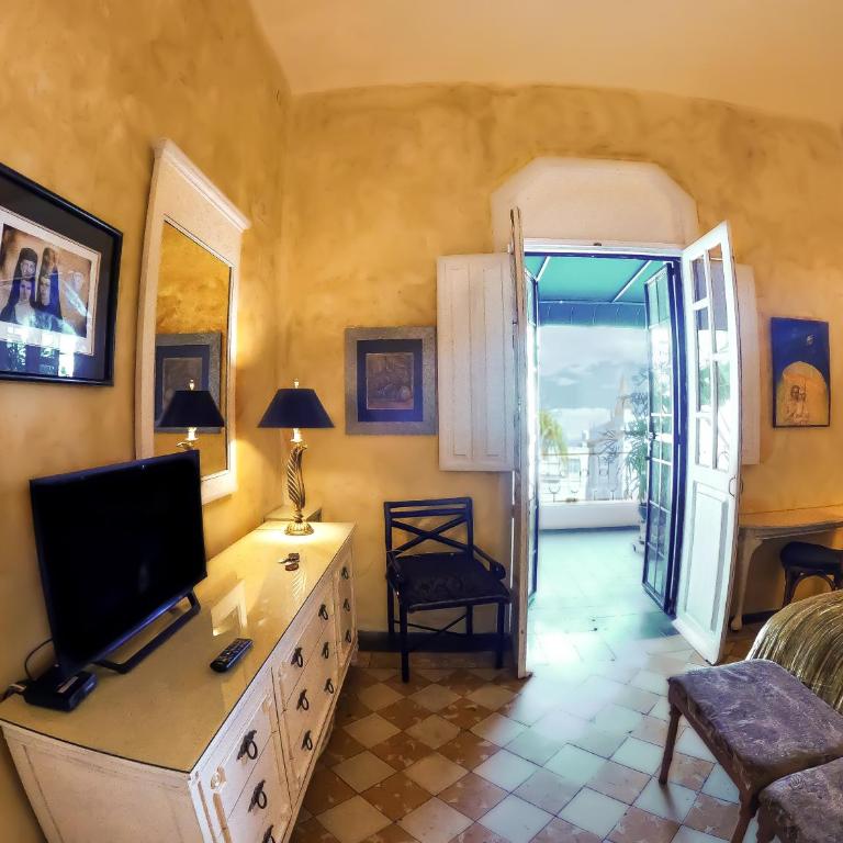 La Perla Hotel Boutique B&B - Habitación con cama grande y balcón - 5