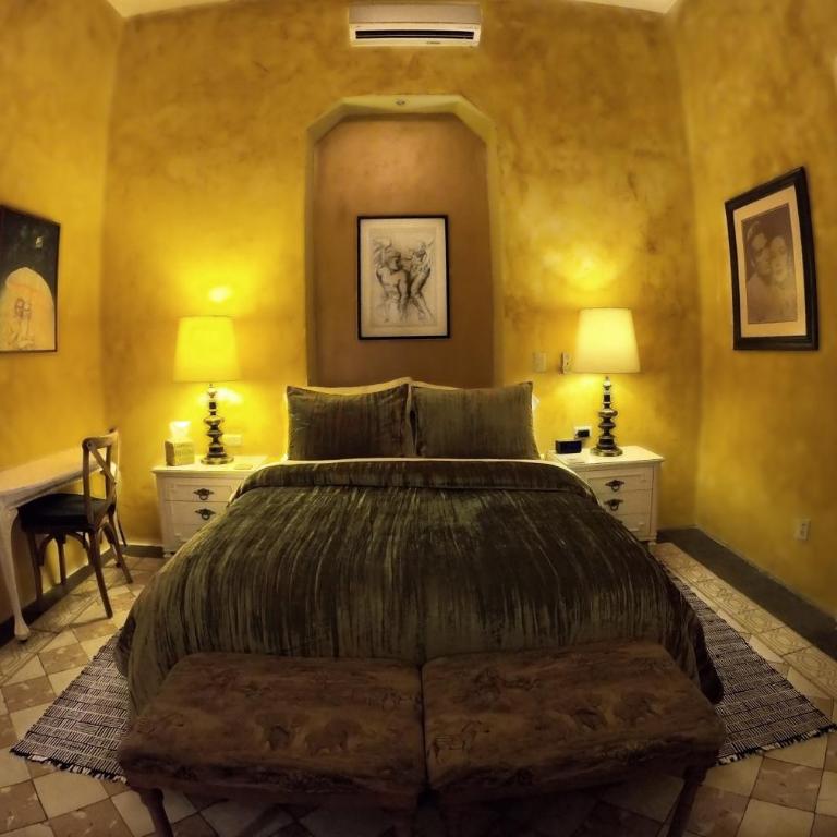 La Perla Hotel Boutique B&B - Habitación con cama grande y balcón - 4
