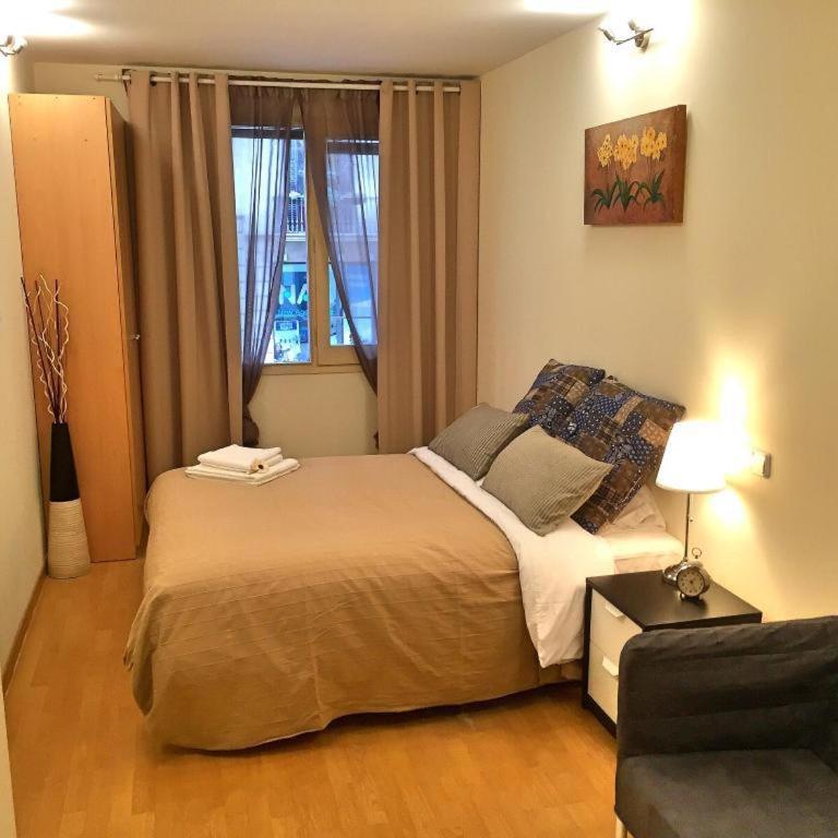 Guest House Barcelona Bruc - Classic Triple Room with Private External Bathroom - 2