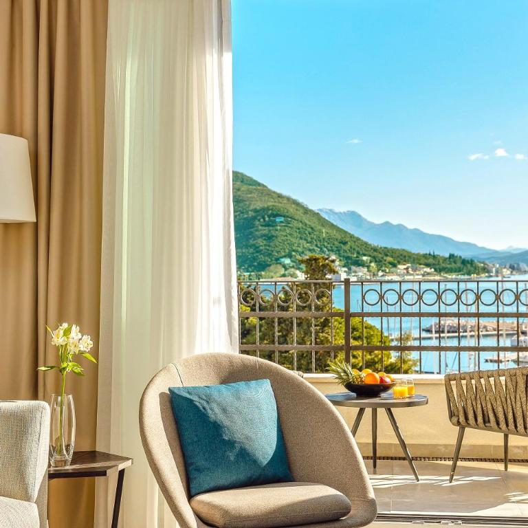 Lazure Hotel & Marina - Studio with Balcony and Sea View - Contemporary Building - 4