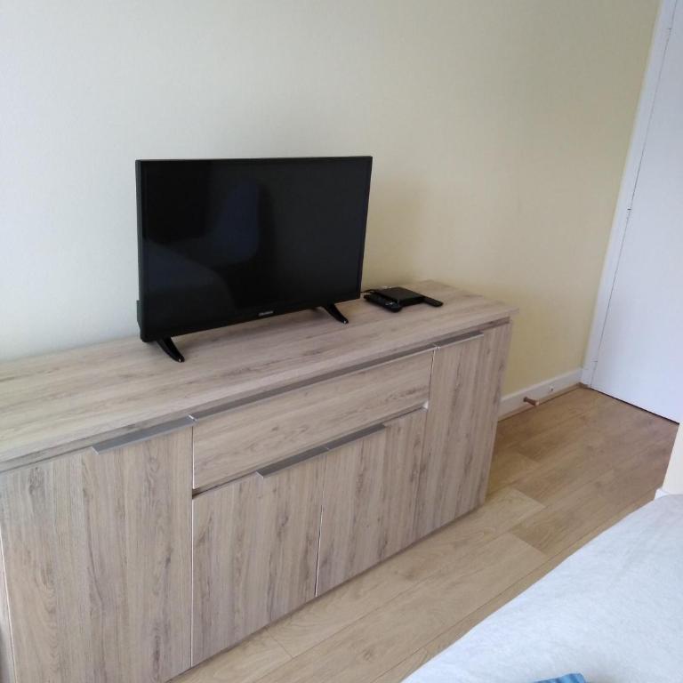 chez Myla chambre avec tv écran plat et salle de bain privative - Chambre Double - Vue sur Jardin - 6