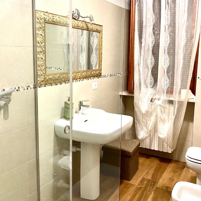 Residenza Via Rocca Tre - Camera Matrimoniale con Bagno Privato - 2