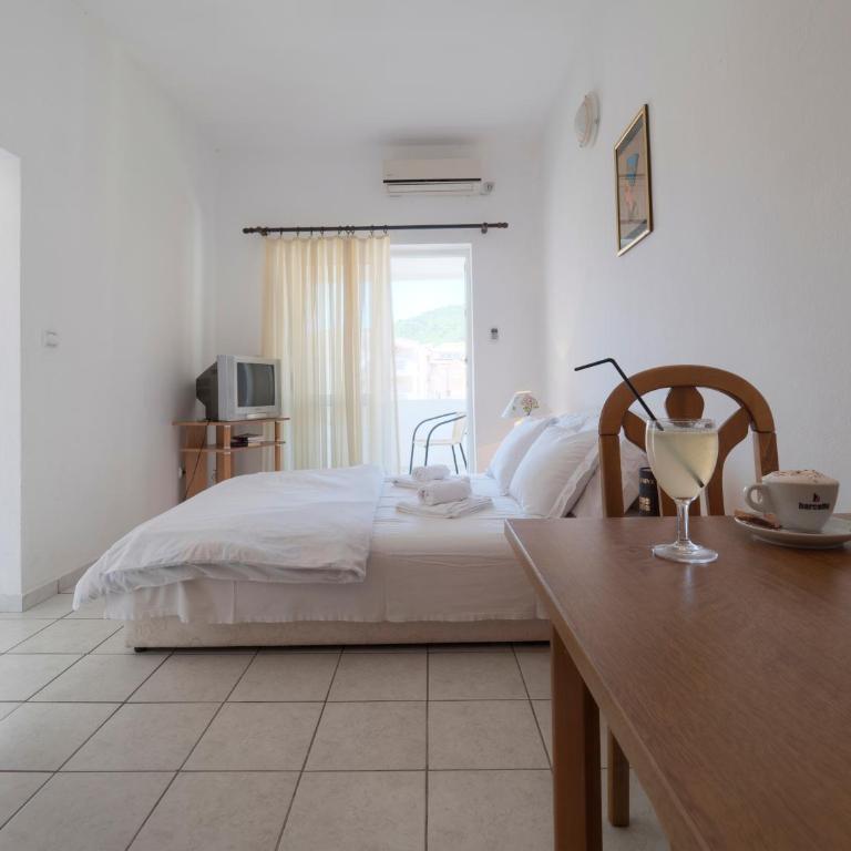 Mediterranean Guest House Balkan - Dvokrevetna Soba sa Bračnim Krevetom i Balkonom - 6