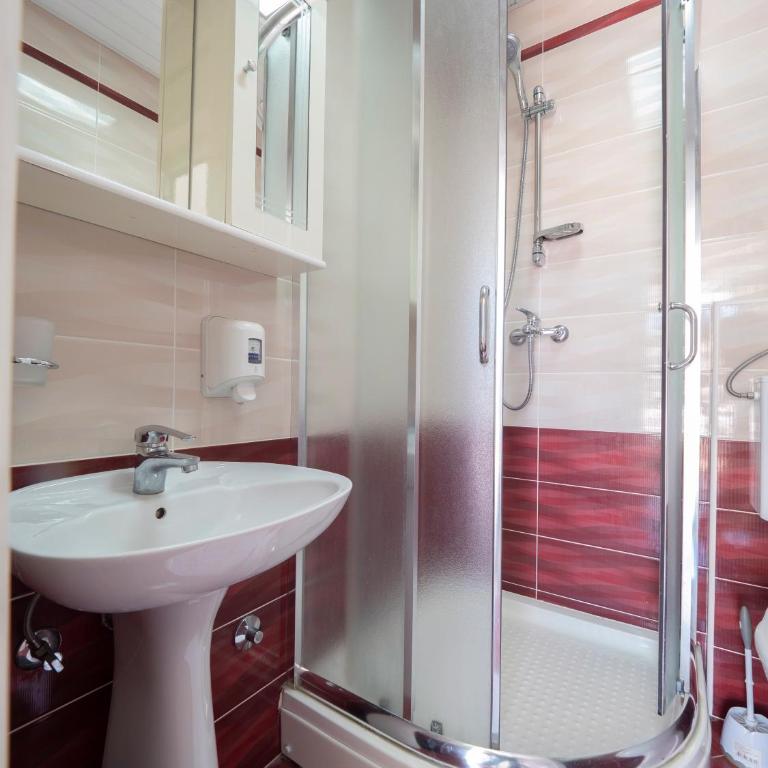 Mediterranean Guest House Balkan - Dvokrevetna Soba sa Bračnim Krevetom i Balkonom - 12