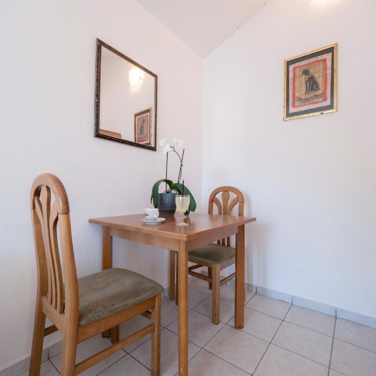 Mediterranean Guest House Balkan - Dvokrevetna Soba sa Bračnim Krevetom i Balkonom - 10