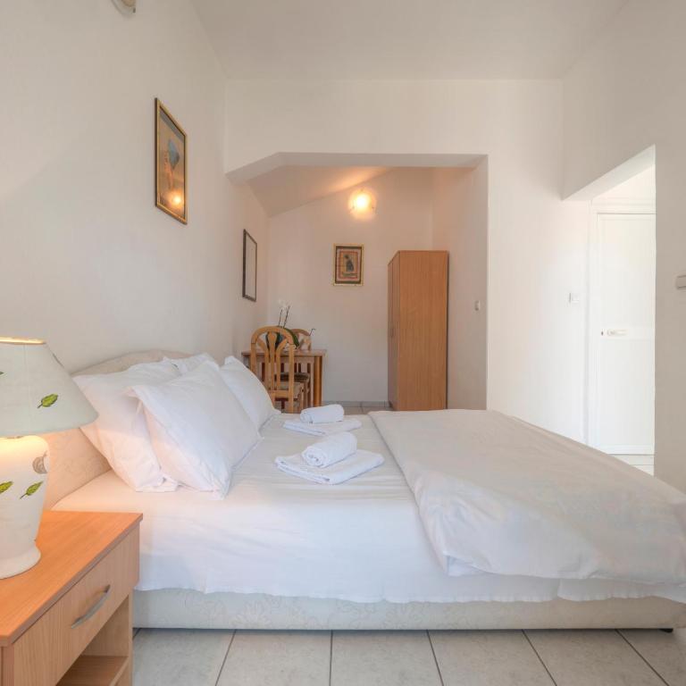 Mediterranean Guest House Balkan - Dvokrevetna Soba sa Bračnim Krevetom i Balkonom - 7