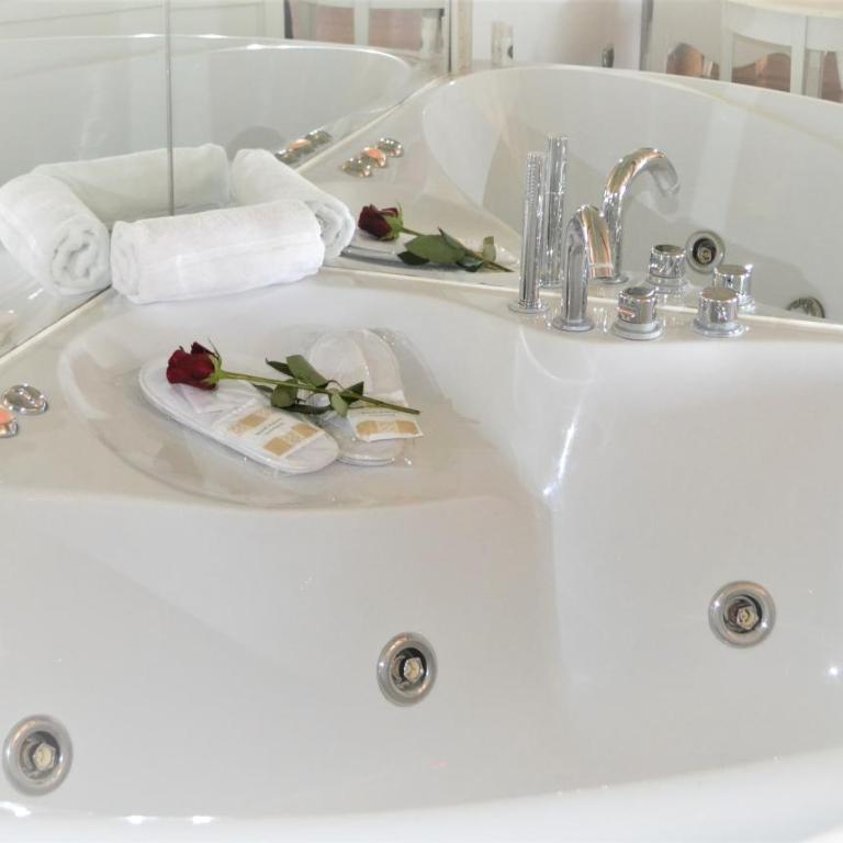 Hotel Fiera Di Brescia - Camera Matrimoniale con Vasca Idromassaggio - 4