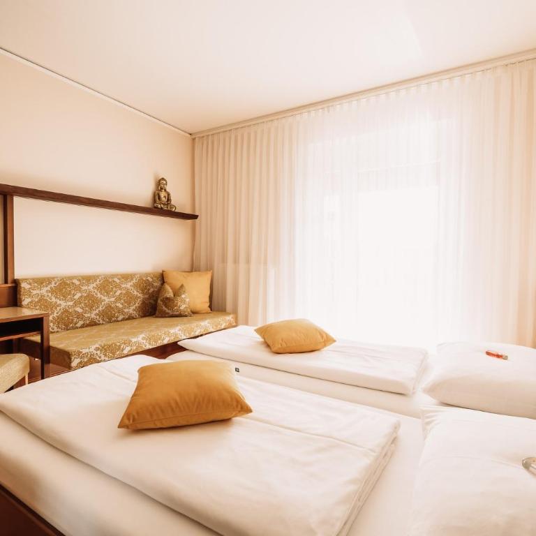 Weingut Brenner am Rossberg - Doppelzimmer mit Balkon - 2
