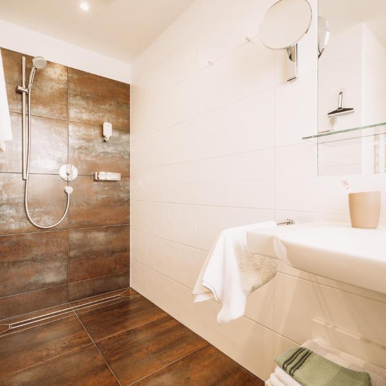 Weingut Brenner am Rossberg - Doppelzimmer mit Balkon - 3