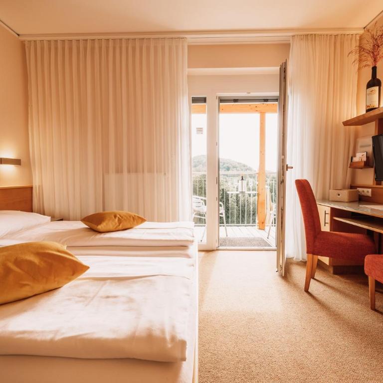 Weingut Brenner am Rossberg - Doppelzimmer mit Balkon - 9
