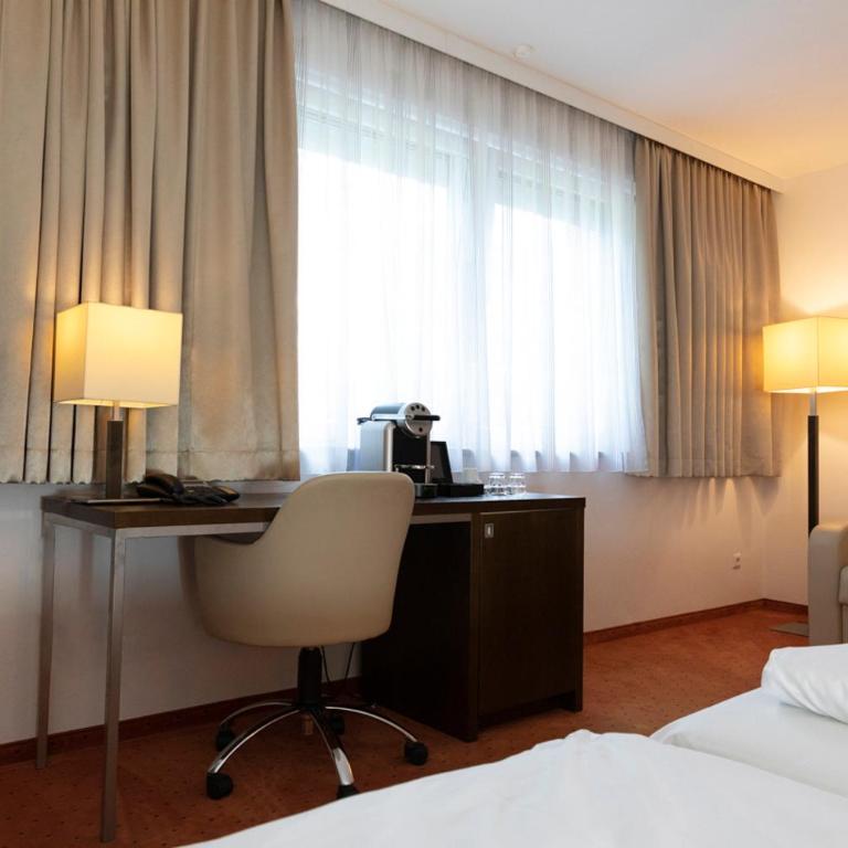 Hotel Plattenwirt - Großes Doppel- oder Zweibettzimmer mit Straßenblick - 3