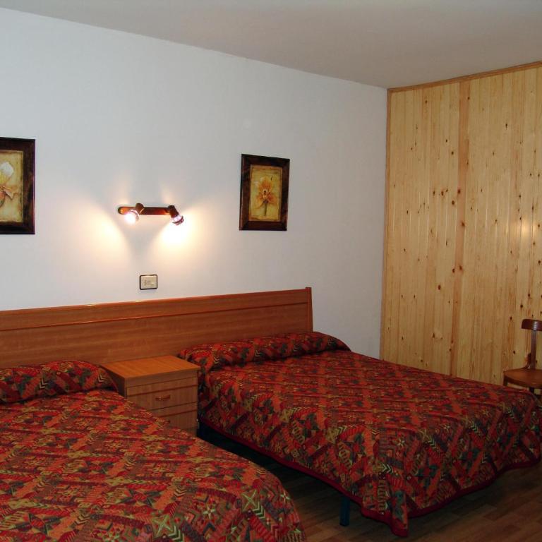 Hostal Pirineos Sarvisé - Family Room - 3
