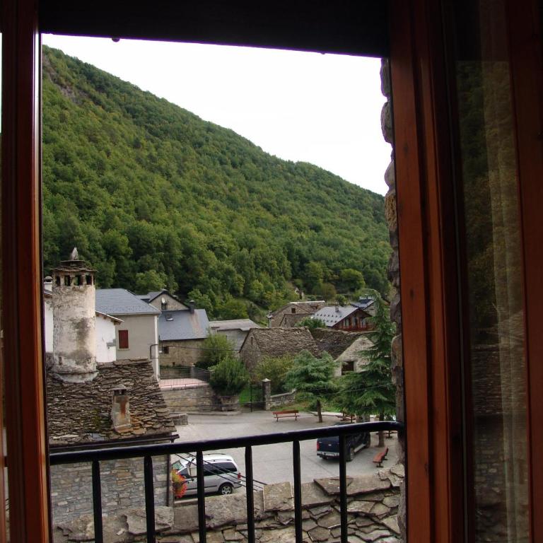Hostal Pirineos Sarvisé - Quadruple Room - 1
