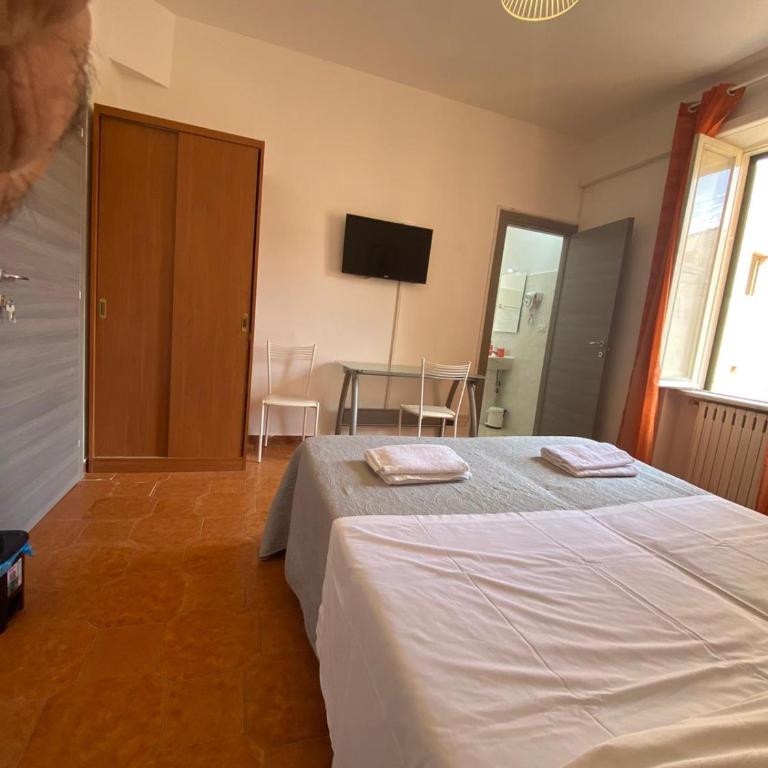 Milazzo Luxury Home roma - Camera Tripla con Bagno Privato - 8