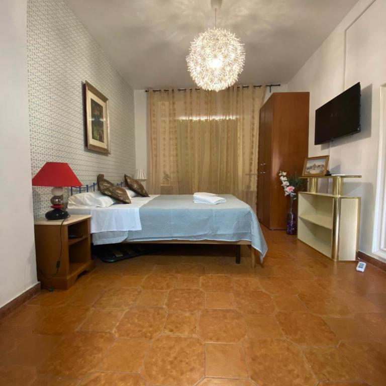 Milazzo Luxury Home roma - Camera Quadrupla con Balcone - 10