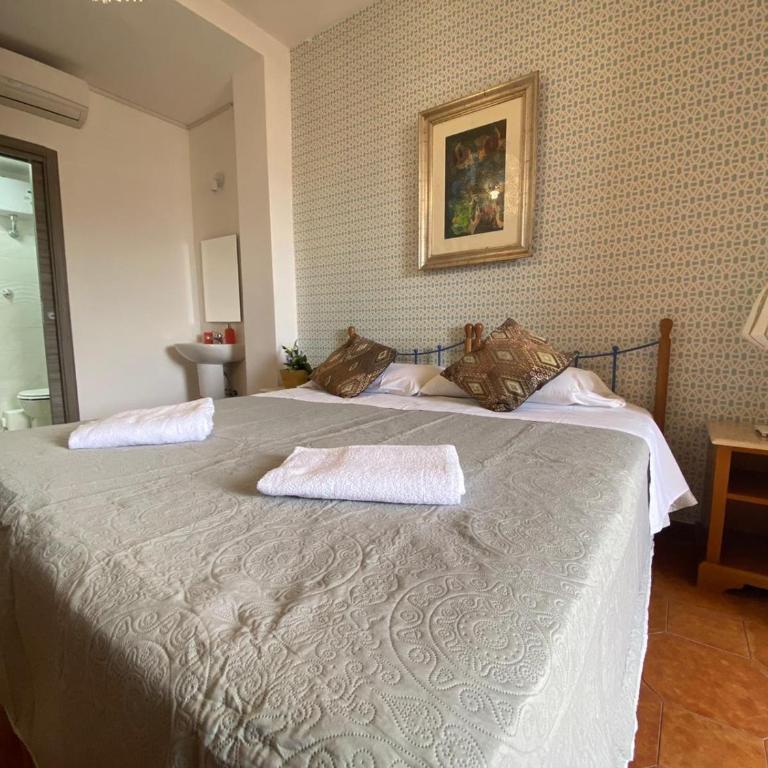 Milazzo Luxury Home roma - Camera Quadrupla con Balcone - 7