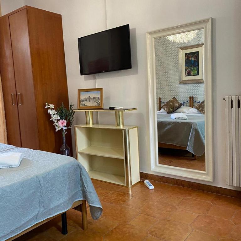 Milazzo Luxury Home roma - Camera Quadrupla con Balcone - 6