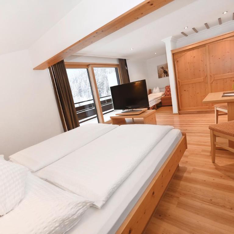 Alpenpension Maderer - Doppelzimmer mit Balkon - 30