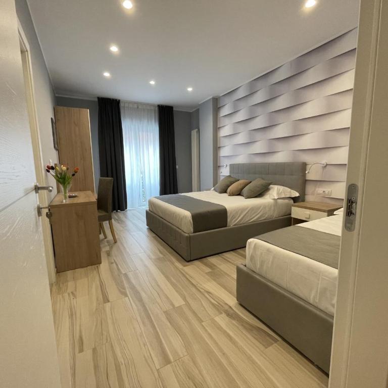 Martini Suite - Triple Room with Private Bathroom - 1