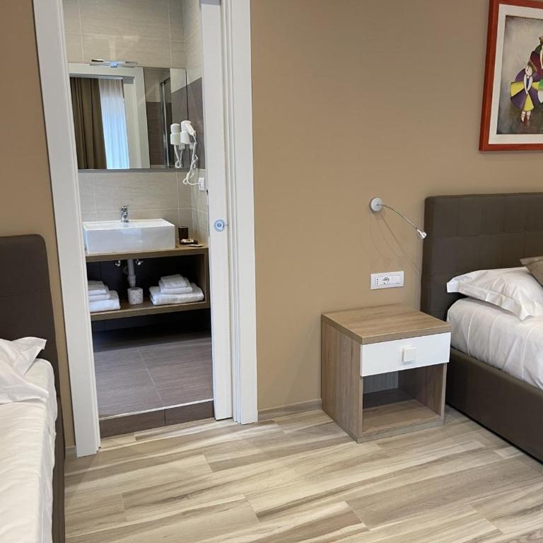 Martini Suite - Triple Room with Balcony - 6