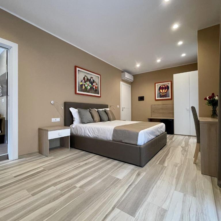 Martini Suite - Triple Room with Balcony - 7