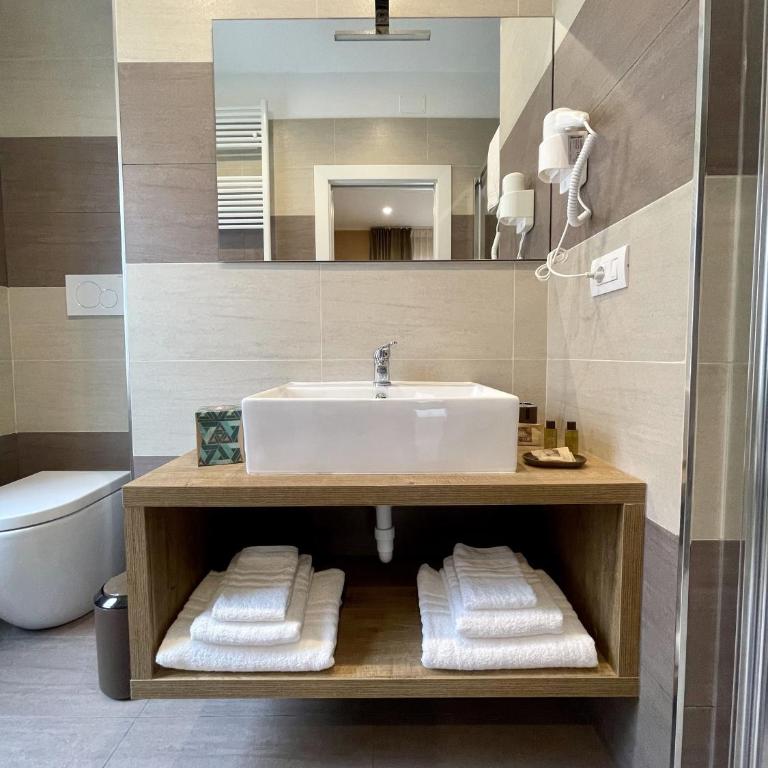 Martini Suite - Triple Room with Balcony - 8