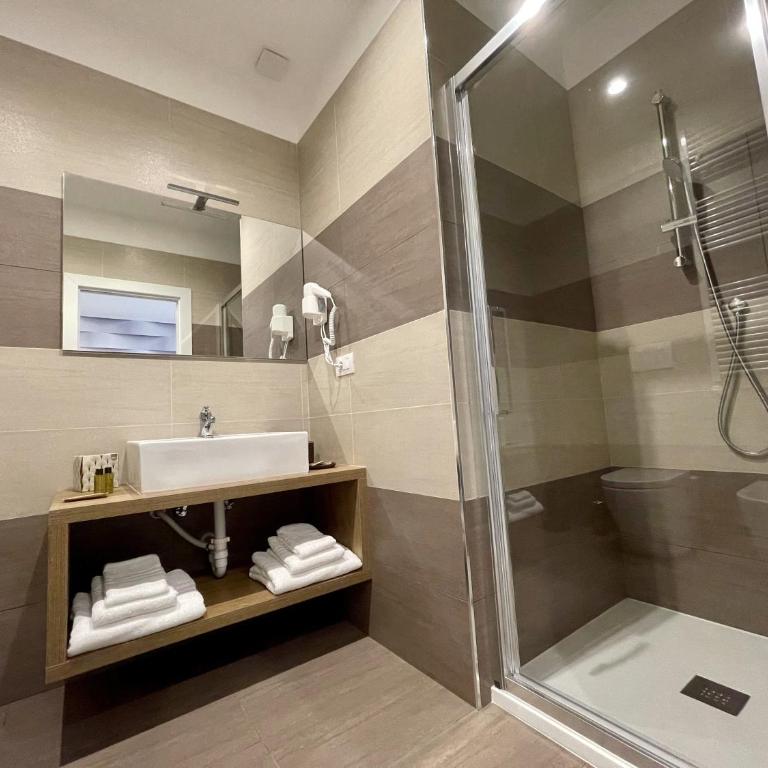 Martini Suite - Triple Room with Private Bathroom - 8