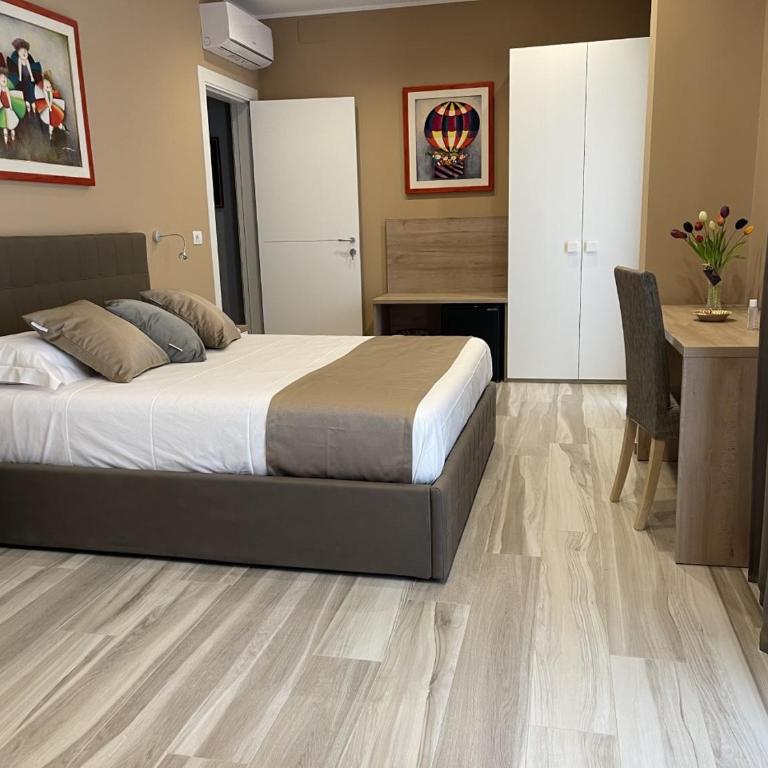 Martini Suite - Triple Room with Balcony - 5