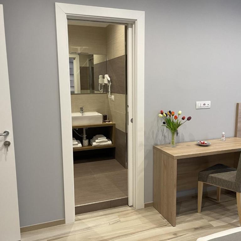 Martini Suite - Triple Room with Private Bathroom - 5
