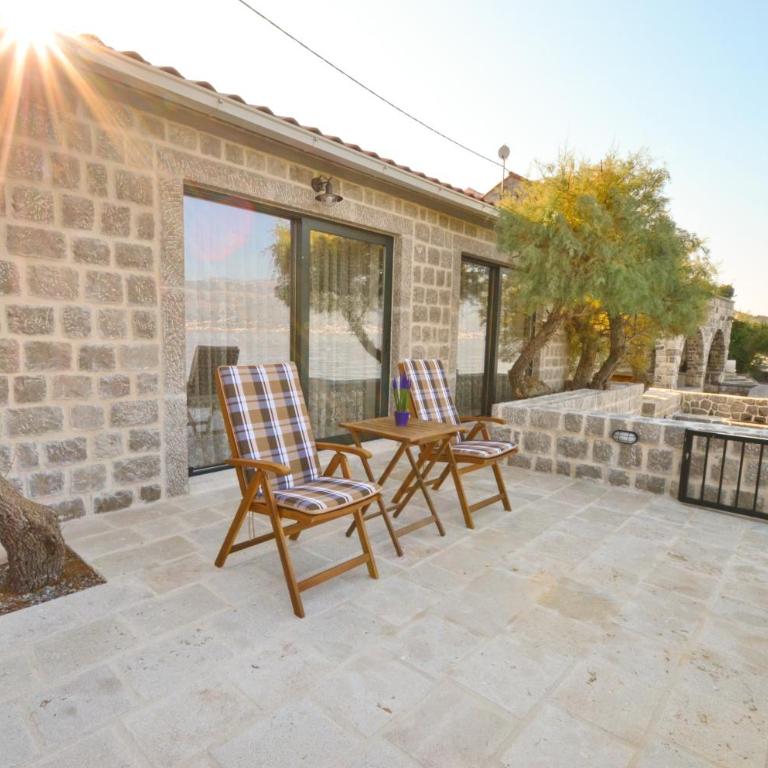 Leut Stone Residence - Villa - Beach Front - 2