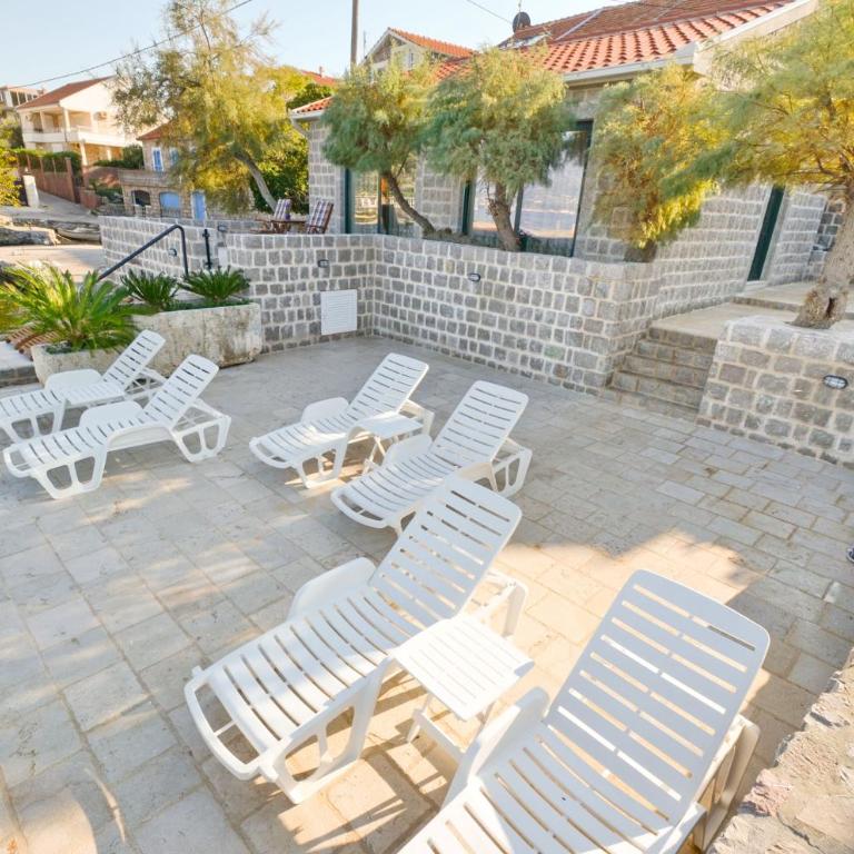 Leut Stone Residence - Studio with Balcony - 1